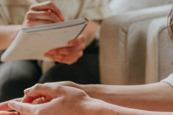 چگونه یک نفر را به مراجعه به روانشناس تشویق کنیم؟